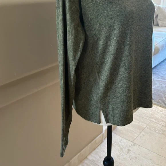Beautiful Green Athleta Uptempo II Long Sleeve Top. Size S. New With Tags. - Picture 3 of 10